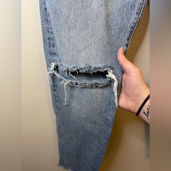 Levi's Premium Wedgie Icon Fit in Shut Up Wash Revolve Raw Hem Distressed Knees - Picture 12 of 13